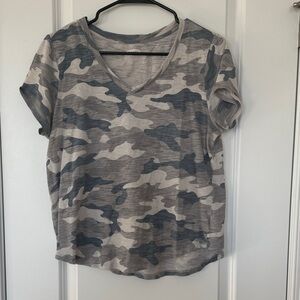 Old Navy Women's Short Sleeve V-Neck Camouflage Tee - Gray & White